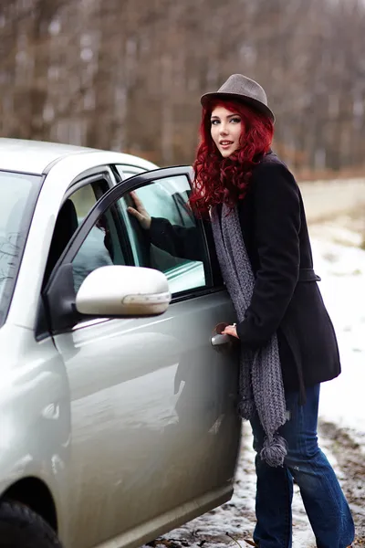 Redhead ona araba kapısı açma — Stok fotoğraf