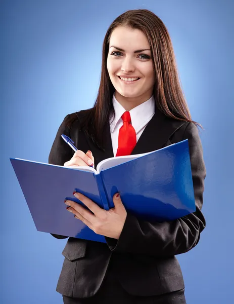 Glimlachende zakenvrouw houden een notebook — Stockfoto