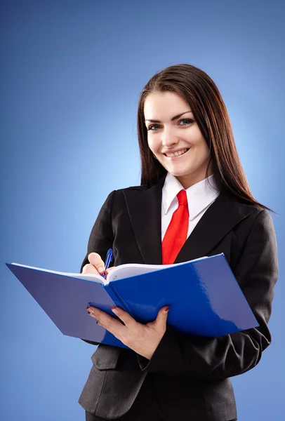 Empresária feliz segurando um caderno — Fotografia de Stock