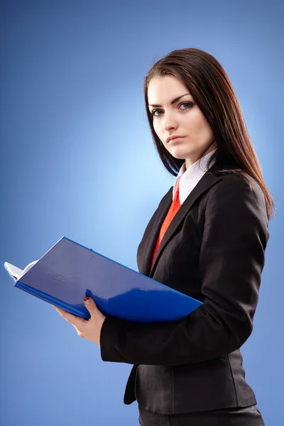 Empresária confiante segurando um caderno — Fotografia de Stock