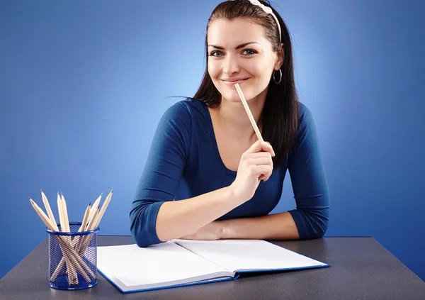 Jonge student zit op haar Bureau — Stockfoto