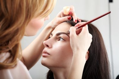 Makyaj makyaj sanatçısı tarafından uygulanan olan kadın