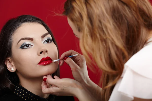 Mujer teniendo maquillaje aplicado por el artista de maquillaje —  Fotos de Stock