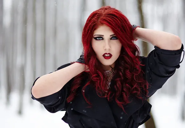 Bella donna dai capelli rossi nella foresta — Foto Stock