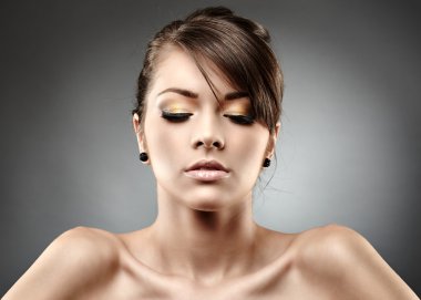 gri arka plan üzerinde güzel seksi kadın