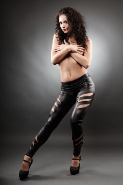 seksi esmer gri arka plan üzerinde poz