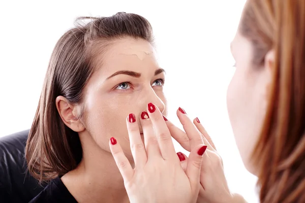 Make-up artiest toepassing van make-up — Stockfoto