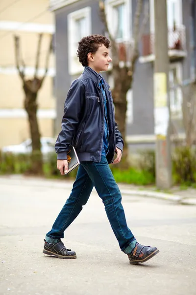 Adolescente posa all'aperto — Foto Stock