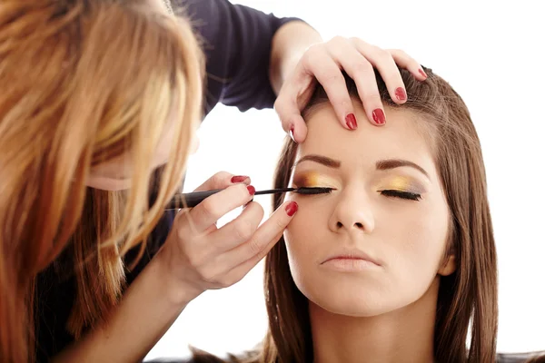 Makeupartist tillämpa makeup Stockbild