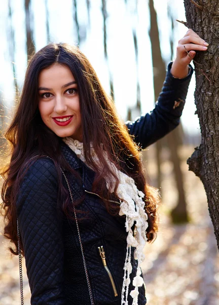 Beautiful woman in the woods — Stock Photo, Image