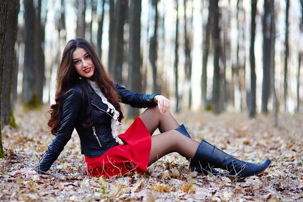 Krásná žena, sedící v lese — Stock fotografie