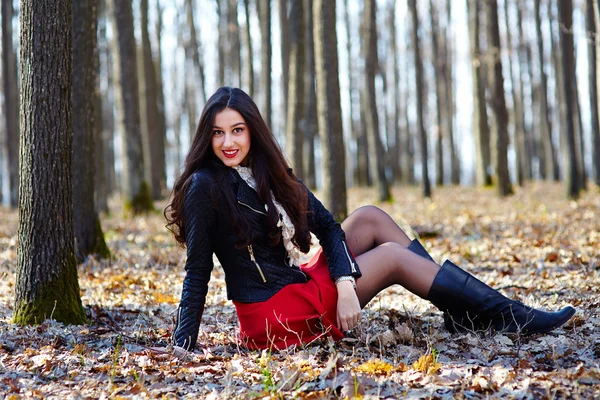 Beautiful woman sitting in the woods — Stock Photo, Image