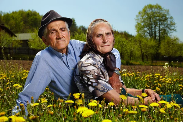 Стара пара відпочиває на відкритому повітрі — стокове фото