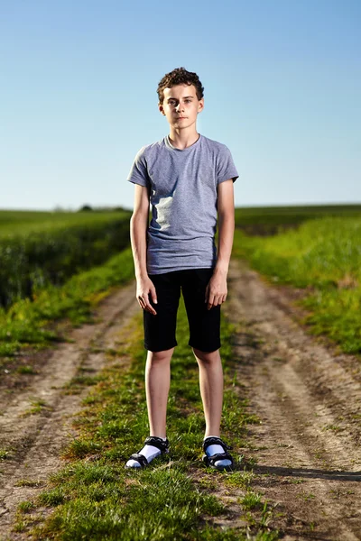 Adolescente em uma estrada rural — Fotografia de Stock