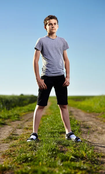 Adolescente em uma estrada rural — Fotografia de Stock