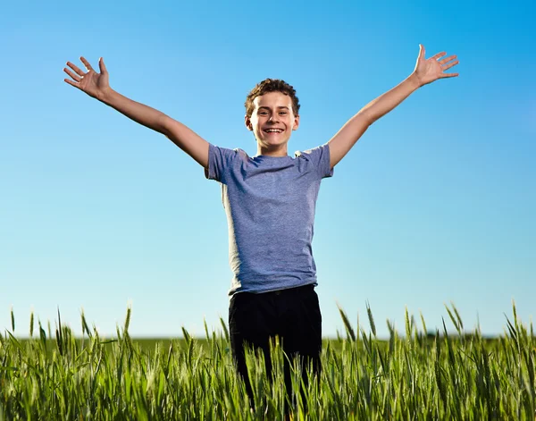 Tonåring i ett vete fält — Stockfoto