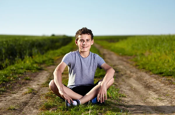 Teen on a countryside road — Stockfoto