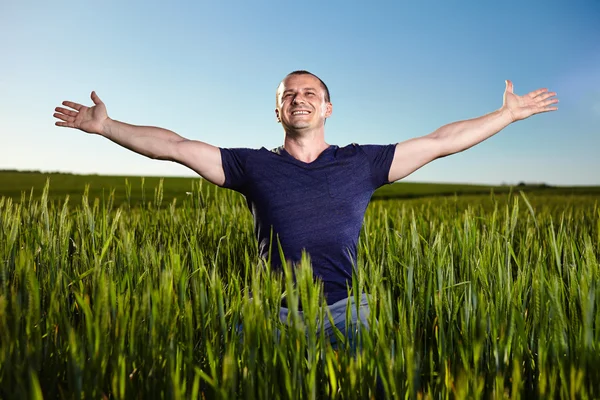 Agricultor en un campo de trigo — Foto de Stock