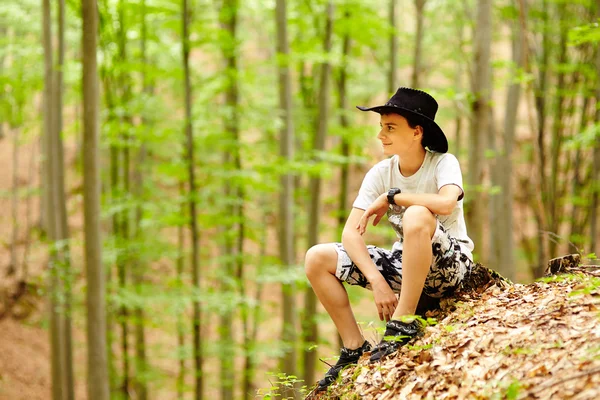 Tonåring i skogen — Stockfoto