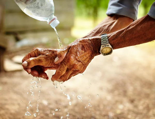 Senior wäscht sich die Hände — Stockfoto