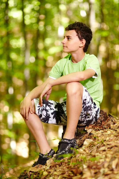 Tonåring i skogen — Stockfoto