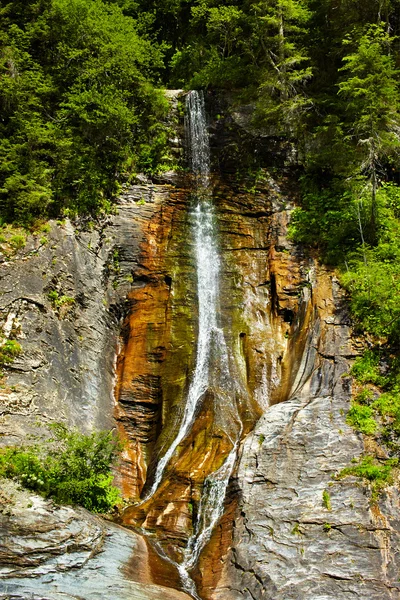 La belle cascade Apa Spanzurata dans la gorge de Latoritei — Photo