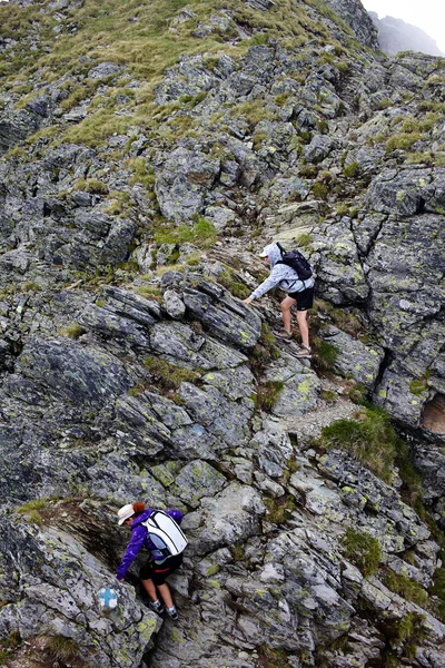 Hikers on mountain — Stock Photo, Image