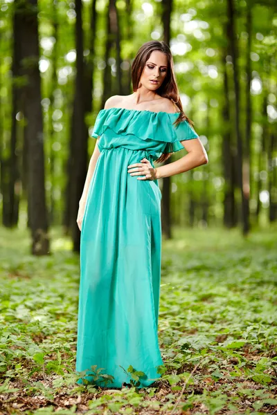 Hermosa mujer posando en un bosque — Foto de Stock