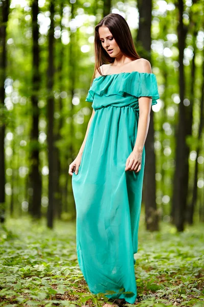 Belle femme posant dans une forêt — Photo