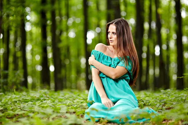 Mulher bonita posando em uma floresta — Fotografia de Stock