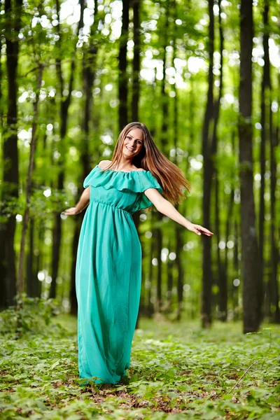 Красива жінка позує в лісі — стокове фото