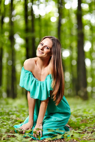 Mulher bonita posando em uma floresta — Fotografia de Stock