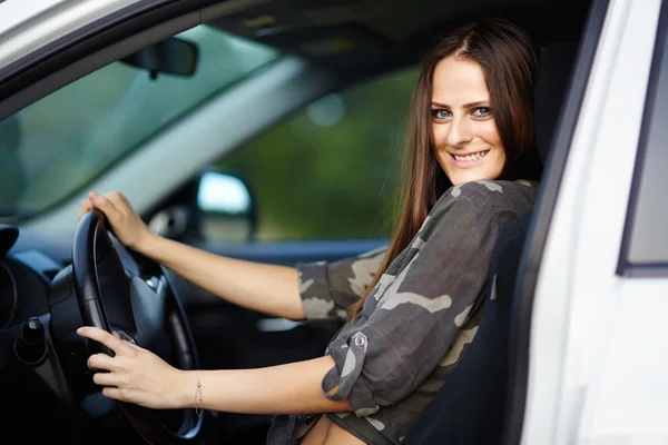 Sexy Mädchen sitzt im Auto — Stockfoto