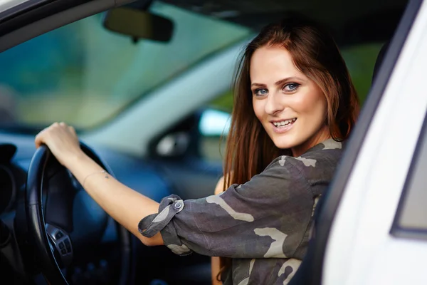 Sexy fille assise dans la voiture — Photo