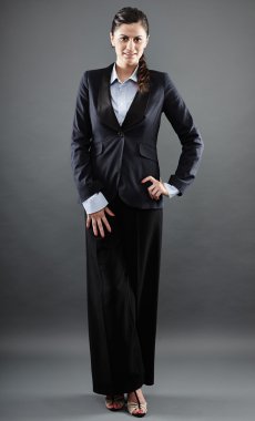 İş kadını, eli kalçasında.