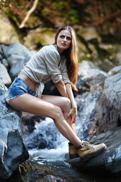 Sexy Frau steht auf den Felsen — Stockfoto