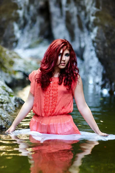 Сексуальный рыжий, стоящий в воде — стоковое фото