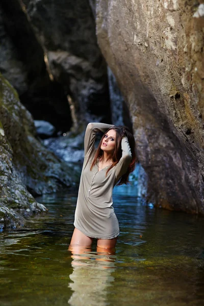 Сексуальна молода жінка стоїть у воді — стокове фото