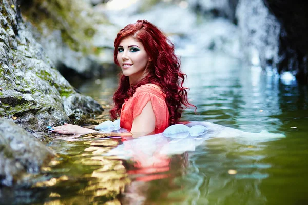 Sexy Rotschopf steht im Wasser — Stockfoto