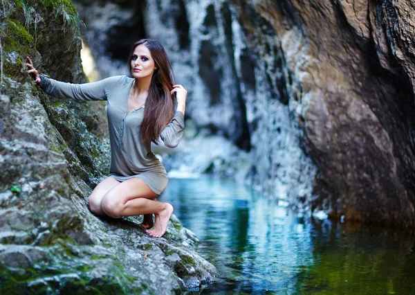 Mulher sexy sentada na rocha da montanha — Fotografia de Stock
