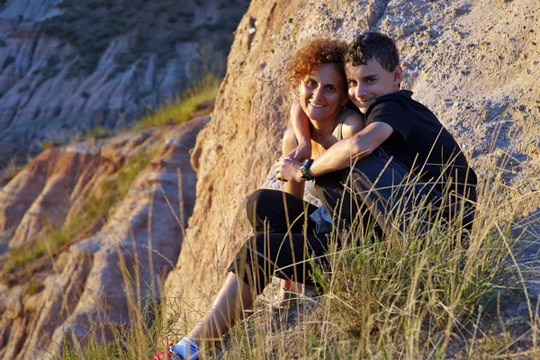 Mère et enfant dans un paysage de montagne Images De Stock Libres De Droits