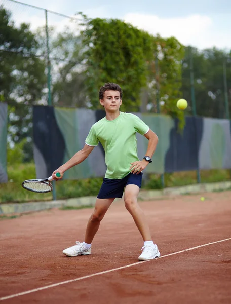 Niño jugando tenis — Foto de Stock