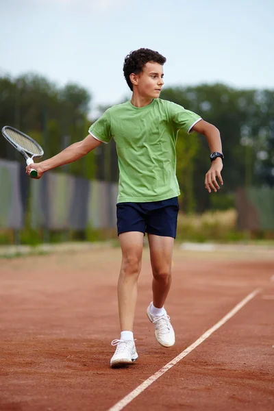 Niño jugando tenis — Foto de Stock