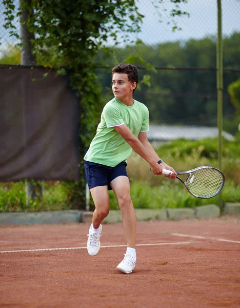 Παιδί που παίζει τένις — Φωτογραφία Αρχείου