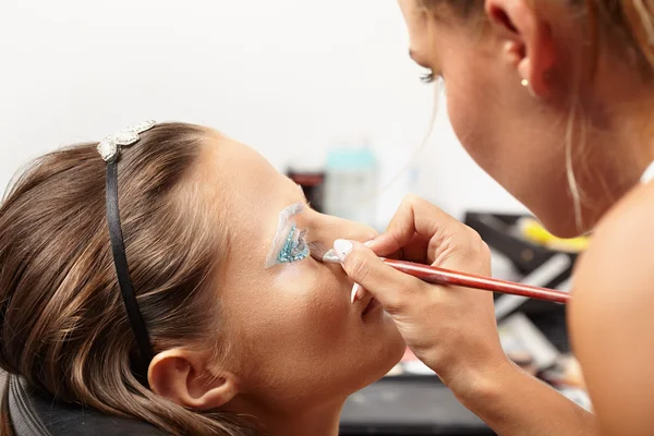 Modellen med makeup tillämpas — Stockfoto