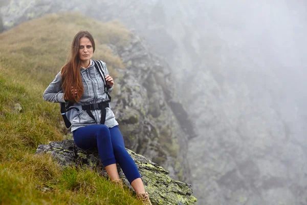 Žena turista na horské stezce — Stock fotografie
