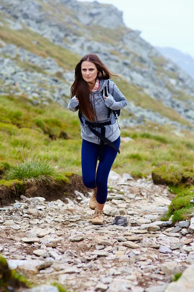 Mujer excursionista en un sendero de montaña —  Fotos de Stock