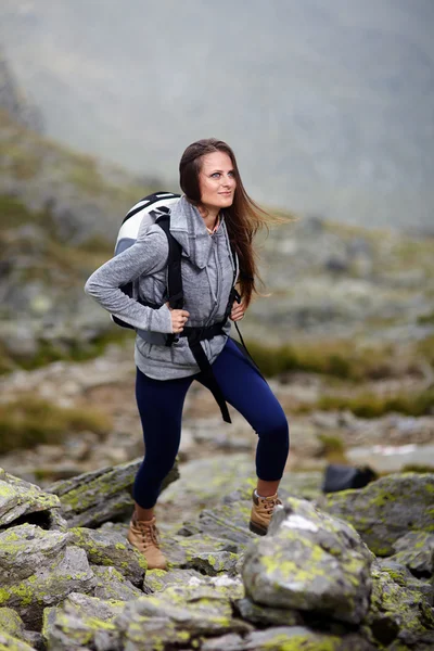 Kvinna hiker klättring — Stockfoto