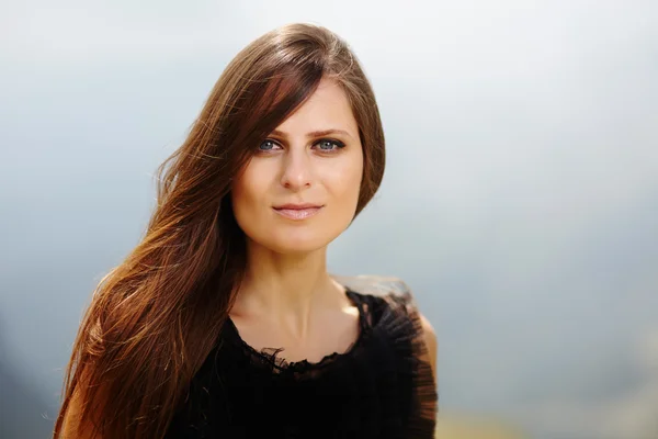 Mujer atractiva en un paisaje de montaña — Foto de Stock