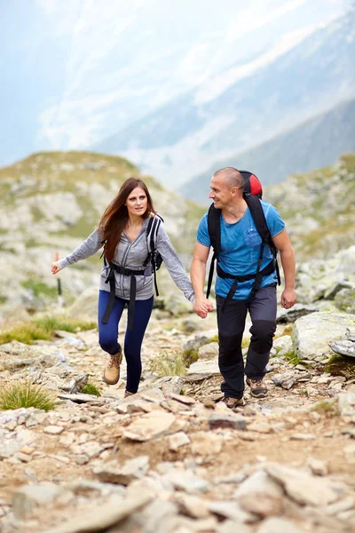 Casal em uma trilha de montanha — Fotografia de Stock